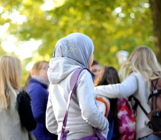 دولة أوروبية تقر حظر الحجاب في المدارس للفتيات تحت 14 عاماً