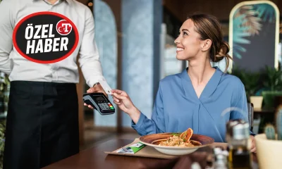 صدمة للنُوادل في تركيا: إلغاء رسوم الخدمة يهدد بخسائر تصل إلى 10 آلاف ليرة شهريًا