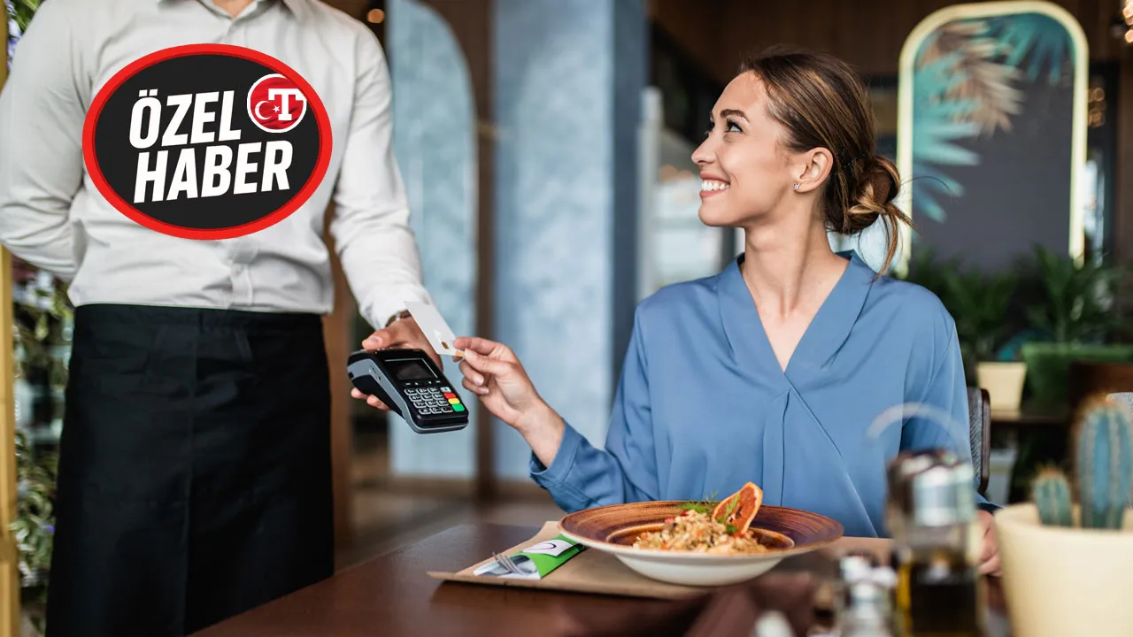 صدمة للنُوادل في تركيا: إلغاء رسوم الخدمة يهدد بخسائر تصل إلى 10 آلاف ليرة شهريًا