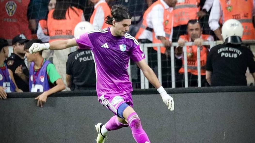 حارس مرمى يرتشف القهوة أثناء مباراة في تركيا (فيديو)