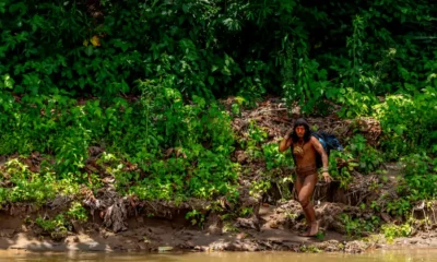 لأول مرة.. لقطات واضحة تظهر وجوه وأسلحة قبيلة منعزلة (صور)