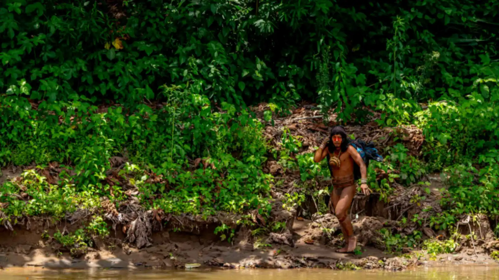 لأول مرة.. لقطات واضحة تظهر وجوه وأسلحة قبيلة منعزلة (صور)