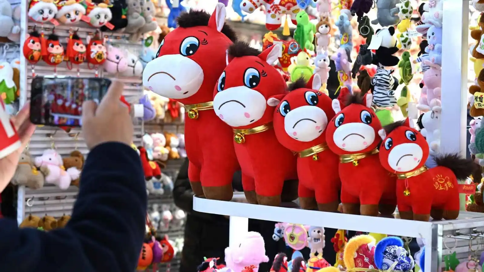 بعد "لابوبو" المرعبة.. "الحصان الباكي" يثير الجنون في الصين (صور)