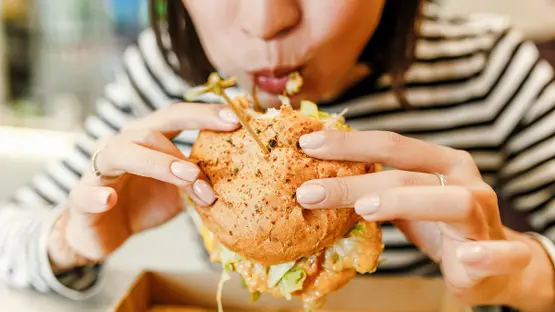 لماذا نشعر بالجوع أكثر في الطقس البارد وما الذي يجب فعله؟