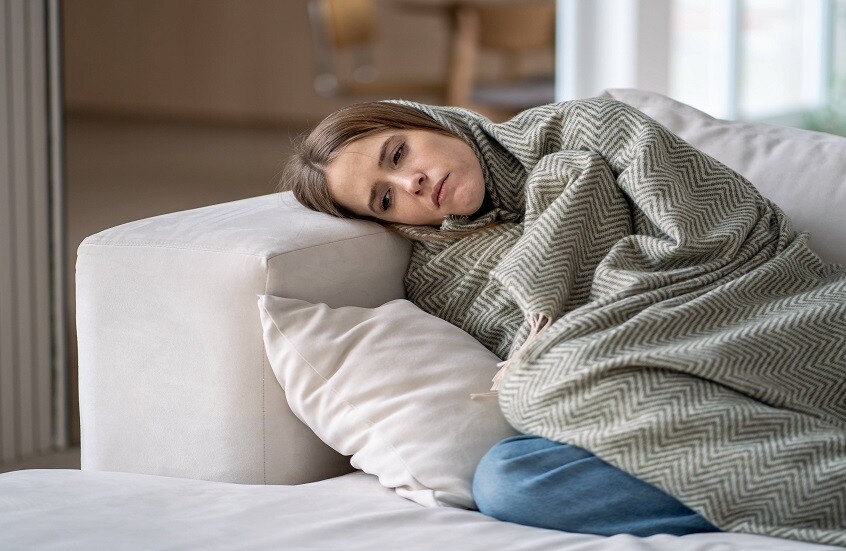 لماذا تشعر بالبرد أكثر من الآخرين؟ 6 أسباب محتملة