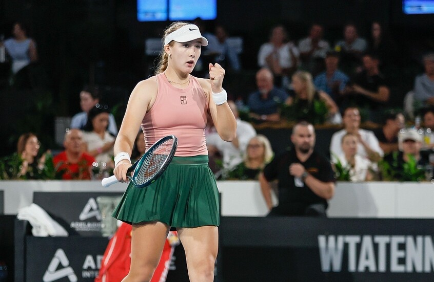 رد فعل لاعبة تنس تركية على سقوط إحدى فتيات جمع الكرات بعد حالة إغماء (فيديو)