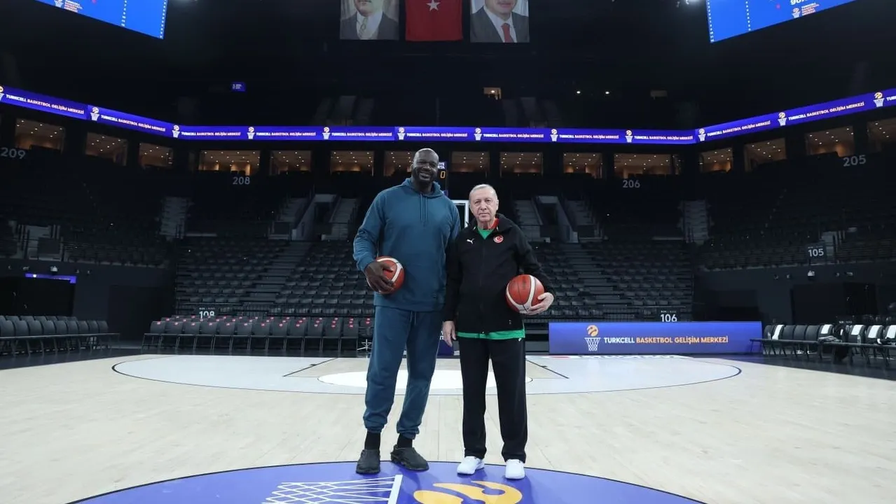 إسطنبول.. الرئيس أردوغان يتحدى أسطورة كرة السلة شاكيل أونيل (فيديو)