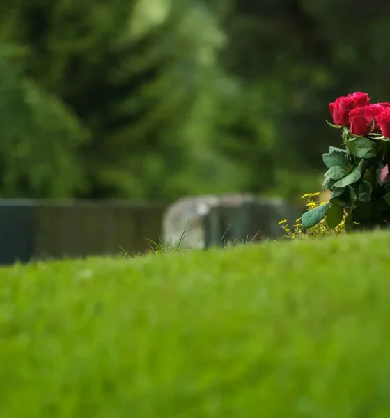 رجل يواظب على جلب القهوة لزوجته في قبرها منذ سنوات (صور)