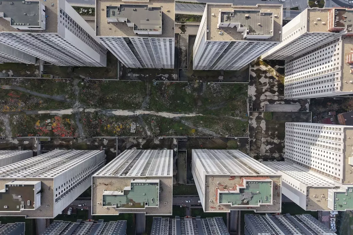 مشاريع إسنيورت المهجورة تعود إلى الواجهة: “مقابر ناطحات السحاب” في صور جوية