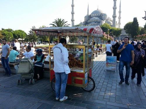 إسطنبول تشدد الرقابة على الباعة الجوالين ومنشآت الأغذية