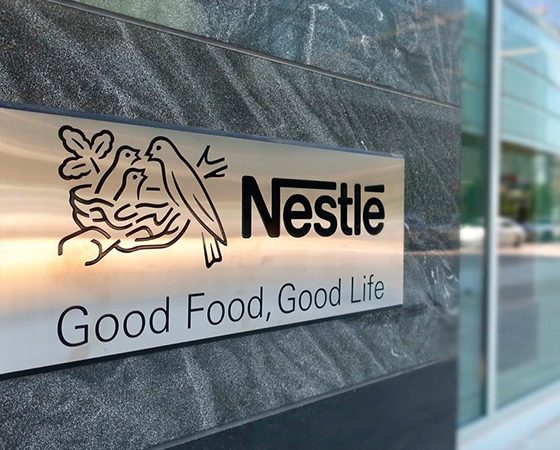 تحذير هام.. شركة نستله تسحب حليب أطفال من 25 سوقا