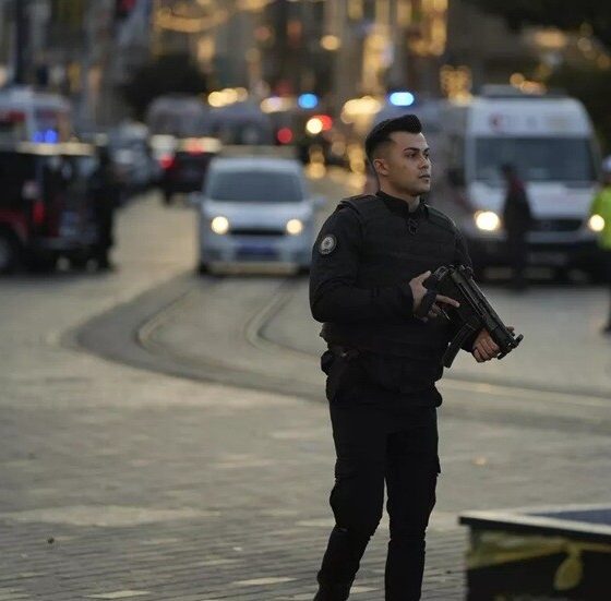 إصابة 3 أشخاص جراء انفجار طرد بريدي في مجمع سكني فاخر بإسطنبول