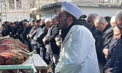 الحزن يُسقط الإمام.. مشهد مؤثر في جنازة بتركيا (فيديو)