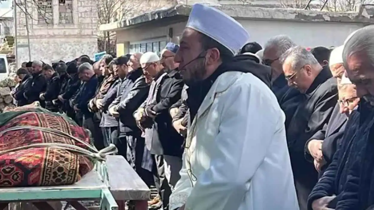 الحزن يُسقط الإمام.. مشهد مؤثر في جنازة بتركيا (فيديو)
