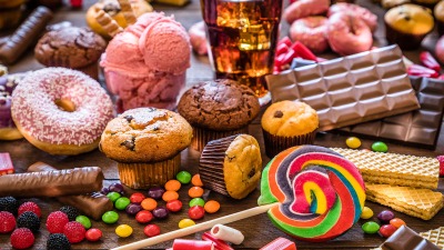 لتجنب ارتفاع سكر الدم.. ما أفضل وقت لتناول الحلويات؟