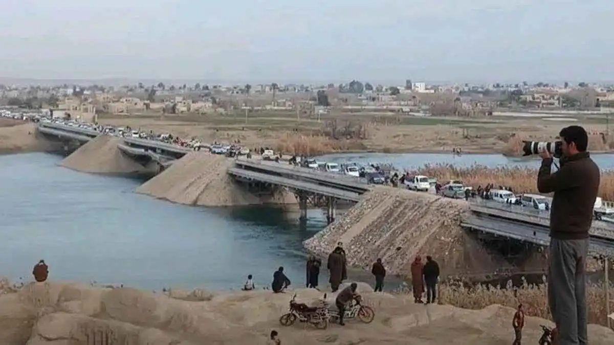 سيارة تثير الذعر على جسر فوق نهر الفرات بسوريا.. هل كانت مفخخة؟ (فيديو)