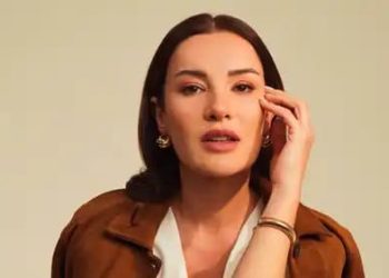 قبل ساعات من الرحيل.. لحظات مؤثرة للممثلة إيجي إيرتم تثير الحزن والجدل في تركيا