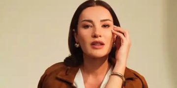 قبل ساعات من الرحيل.. لحظات مؤثرة للممثلة إيجي إيرتم تثير الحزن والجدل في تركيا