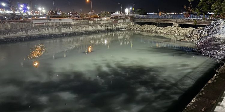 مشهد مروع في مجرى نهر بإسطنبول! آلاف القتلى جرفتهم الأمواج إلى الشاطئ.
