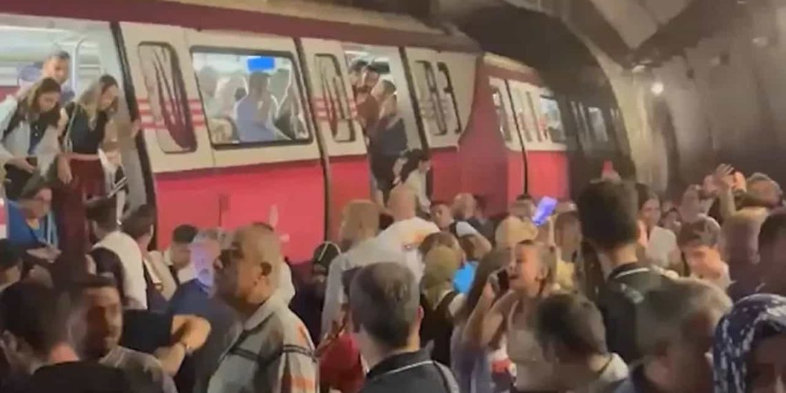 انقطاع الكهرباء وحالة هلع.. تفاصيل خروج مترو مطار صبيحة كوكجن عن السكة في إسطنبول