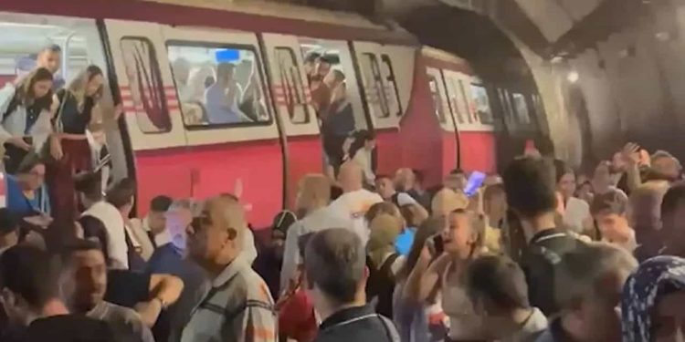 انقطاع الكهرباء وحالة هلع.. تفاصيل خروج مترو مطار صبيحة كوكجن عن السكة في إسطنبول