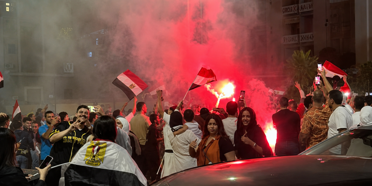 بين المدرجات ومنصات التواصل.. كيف وحد المنتخب المصري مشاعر السوريين والمصريين؟