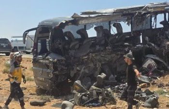 تصادم حافلتين يهز سوريا.. عشرات القتلى والجرحى على طريق دير الزور–دمشق