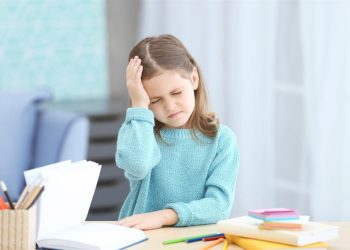 متى يصبح صداع طفلك خطيراً؟ علامات تحذيرية يجب الانتباه إليه