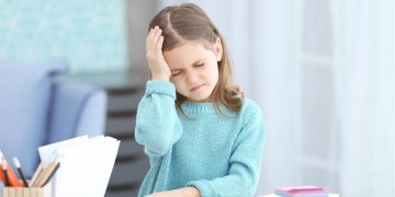 متى يصبح صداع طفلك خطيراً؟ علامات تحذيرية يجب الانتباه إليه