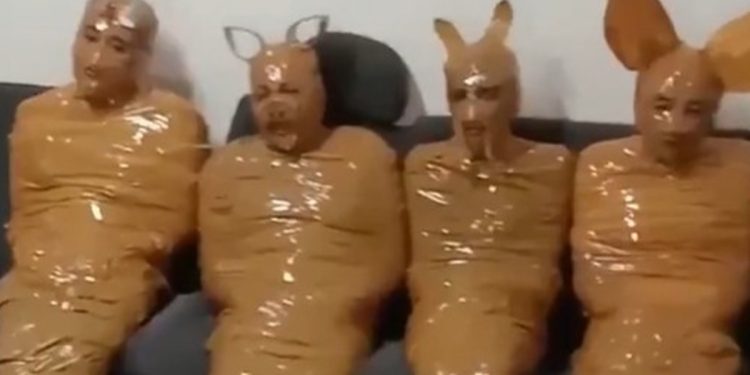 أهالي حي يلقنون اللصوص درسًا لن ينسوه.. ثم سلموهم للشرطة على هيئة “تيليتابيز”