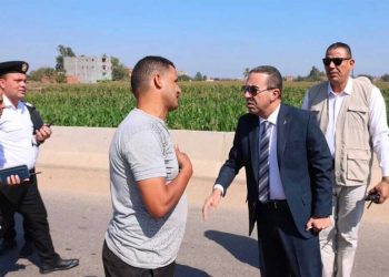 مسؤول مصري يمنع كارثة محققة بالصدفة.. شاهد ماذا اكتشف على الطريق