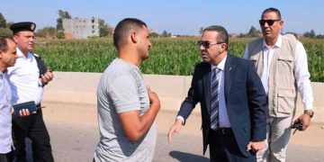 مسؤول مصري يمنع كارثة محققة بالصدفة.. شاهد ماذا اكتشف على الطريق