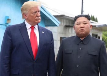 صورة تجمع ترامب ورئيس كوريا الشمالية.. والرئيس الأمريكي يكشف حقيقة علاقتهم