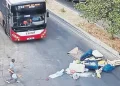 القمامة تشعل غضب إزمير.. مواطن يقطع الطريق بأكياس النفايات احتجاجاً على البلدية