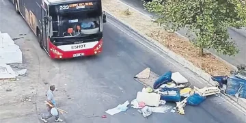 القمامة تشعل غضب إزمير.. مواطن يقطع الطريق بأكياس النفايات احتجاجاً على البلدية