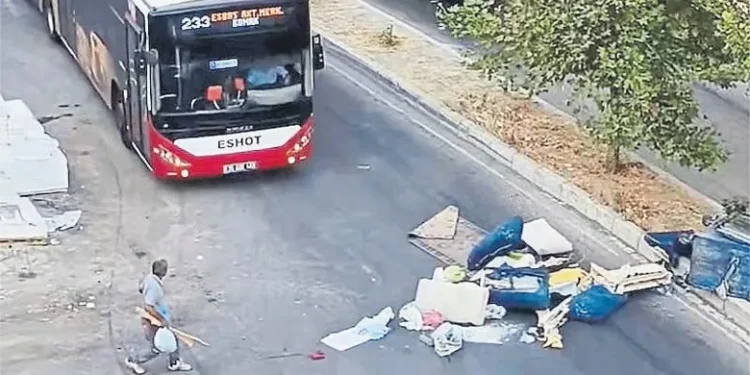 القمامة تشعل غضب إزمير.. مواطن يقطع الطريق بأكياس النفايات احتجاجاً على البلدية