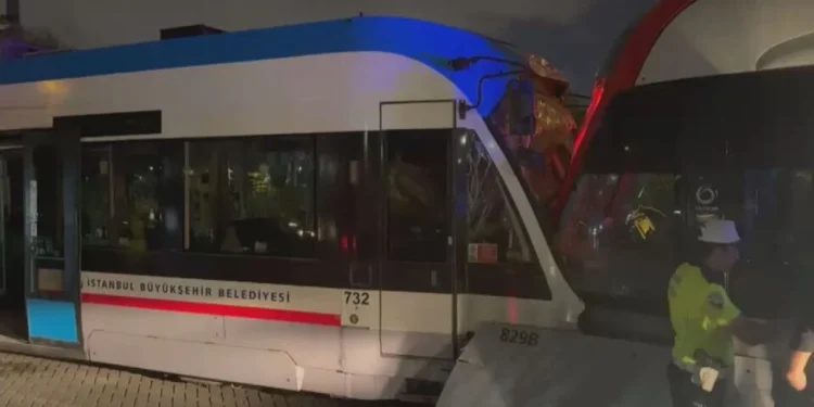 حادث مروع في إسطنبول.. اصطدام ترامَيْن وجهًا لوجه وسقوط مصابين