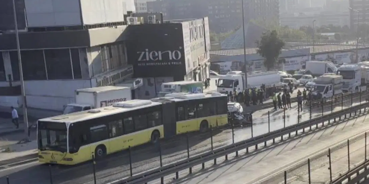 حادث مأساوي يهز إسطنبول.. إغلاق طريق D-100 بعد تصادم قاتل