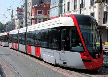 ثوانٍ فصلتها عن الموت.. حارس تركي ينقذ طفلة قبل دهسها بالترام (فيديو)