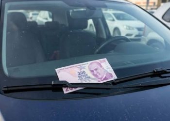 ورقة 200 ليرة تحت ماسحة سيارتك في إسطنبول.. لا تنزل قبل أن تنتبه لهذا الأمر!