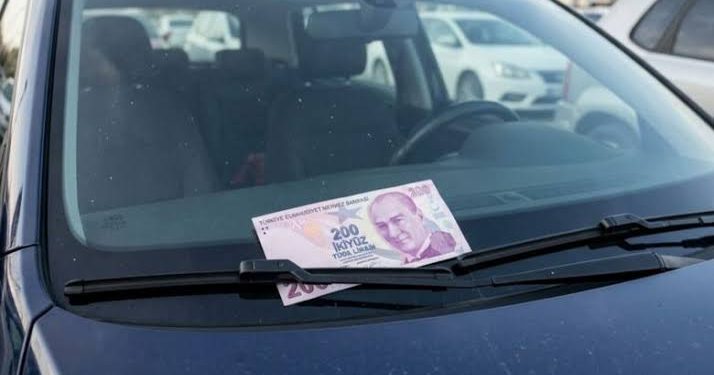 ورقة 200 ليرة تحت ماسحة سيارتك في إسطنبول.. لا تنزل قبل أن تنتبه لهذا الأمر!