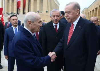 أردوغان يلفت الأنظار بربطة عنق تحمل نقش المقاتلة التركية «قآن»