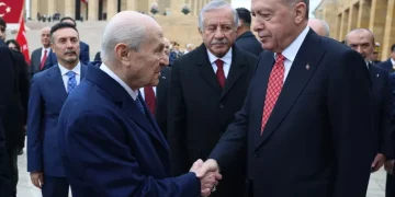 أردوغان يلفت الأنظار بربطة عنق تحمل نقش المقاتلة التركية «قآن»