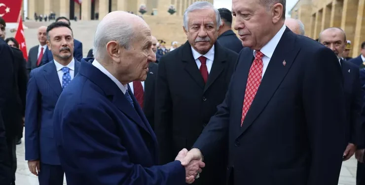 أردوغان يلفت الأنظار بربطة عنق تحمل نقش المقاتلة التركية «قآن»