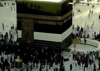 لحظات حرجة في مكة.. الأمن يحبط محاولة تفجير داخل الحرم (فيديو)