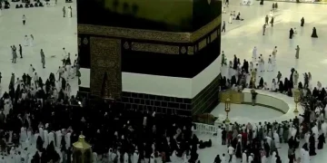 لحظات حرجة في مكة.. الأمن يحبط محاولة تفجير داخل الحرم (فيديو)