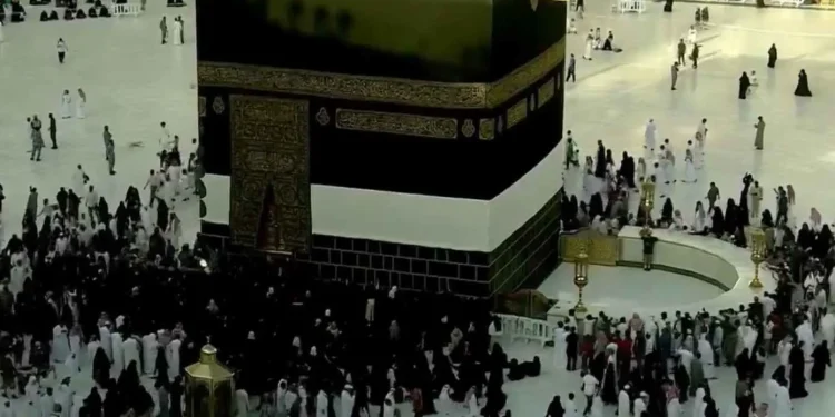 لحظات حرجة في مكة.. الأمن يحبط محاولة تفجير داخل الحرم (فيديو)