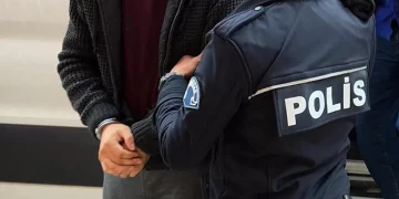 33 مسدسًا في قبضة الشرطة التركية.. ماذا كشفت مداهمة ورشة سرية؟