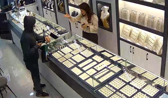 في تركيا.. هددها بمسدس وطالب بالذهب.. شاهد ماذا فعلت