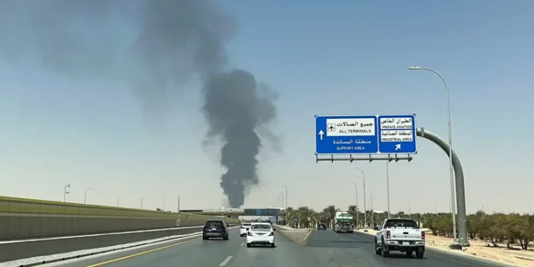 هجوم مطار الرياض يخلّف قتلى وجرحى.. الحوثيون يحذرون من استخدام المطارات السعودية